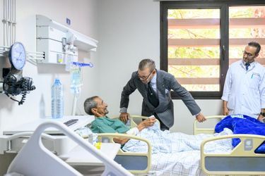 Le roi Mohammed VI du Maroc au chevet d'une victime du tremblement de terre hospitalisé au centre Hospitalier Universitaire Mohammed VI de Marrakech, le 12 septembre 2023