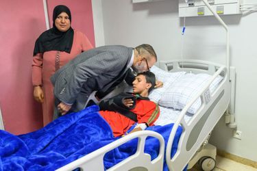 Le roi Mohammed VI du Maroc au chevet d'une jeune victime du tremblement de terre hospitalisé au centre Hospitalier Universitaire Mohammed VI de Marrakech, le 12 septembre 2023