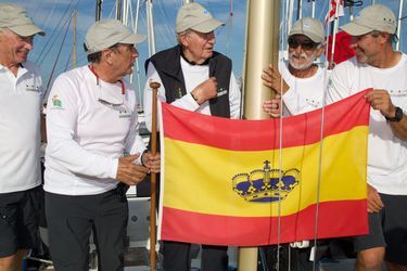 Juan Carlos avec son équipage, vainqueur du Championnat du monde de régates, en août 2023.