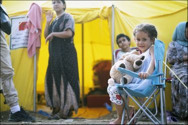 Nour, 5 ans, vit dans une tente de fortune depuis le tremblement de terre du 8 septembre 2023.