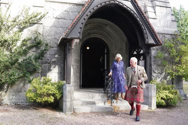 Charles et Camilla à la sortie de l’église de Crathie, la paroisse écossaise de la famille royale, où un service a eu lieu en hommage à Elizabeth.