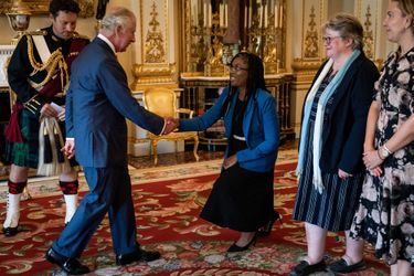 Les femmes peuvent effectuer un « crousty » face au roi Charles III. Ici la Secrétaire d’Etat britannique aux Affaires et au Commerce, Kemi Badenoch, lors d’une réception à Buckingham Palace à Londres, le 27 juin 2023