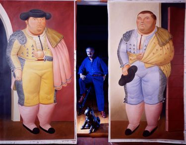 Fernando Botero dans son atelier de la rue du Dragon à Paris, entre deux de ses nouveaux tableaux sur le thème de la corrida, en octobre 1992.