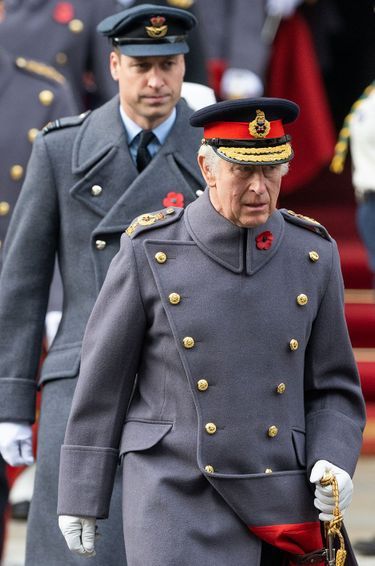 Le prince William marche dans les pas de son père le roi Charles III,