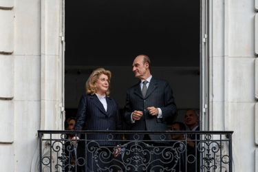 La scène du balcon. Après la réélection du président, le 5 mai 2002. Jacques Chirac est interprété par Michel Vuillermoz.