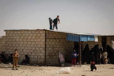 Lancer de pierres sur des journalistes. L’annexe du camp de Roj est considérée comme un réservoir de futurs djihadistes.