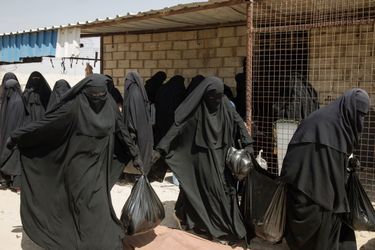 Toutes les femmes portent le niqab, choisi ou imposé. Ici, au marché où elles récupèrent des vivres, à l’entrée de l’annexe.