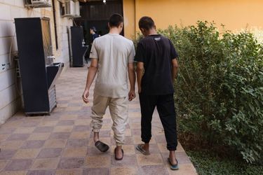 Adem Clain (à g.), 21 ans, estropié, et Hamza, 20 ans, au centre de déradicalisation pour jeunes étrangers de Qamishli (Syrie), le 5 septembre.