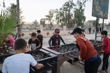 Près de la place Al-Naïm de Raqqa, ils apprennent à jouer.  Sous l’État islamique, ces divertissements  étaient interdits. Le 1er septembre