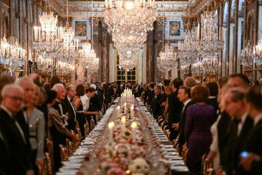Le repas a été donné dans la Galerie des Glaces à Versailles.