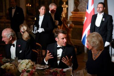 Emmanuel Macron en grande conversation avec la reine Camilla.