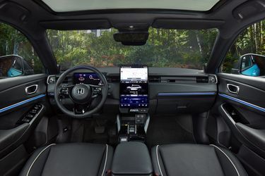 Le SUV hybride de la gamme Honda, l’e:Ny1 jouit d’un aménagement intérieur sans fausse note avec un grand écran vertical (15 pouces) divisé en trois parties pour faciliter l’accès aux différentes commandes.