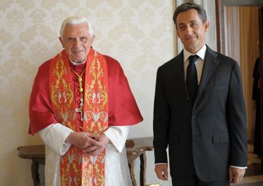 Benoit XVI et Nicolas Sarkozy au Vatican, en 2010.