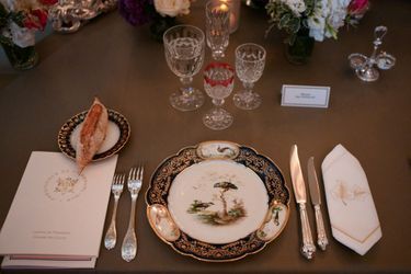 L'une des assiettes en porcelaine du service aux oiseaux dans lequel ont mangé le roi Charles III, la reine Camilla et les autres convives du banquet d'Etat à Versailles, le 20 septembre 2023