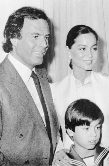 Julio Iglesias et Isabel Preysler, divorcés depuis 4 ans, à la première communion de leur fils Enrique, en mai 1984