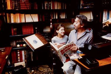 Avec sa fille Charlotte, 11 ans, rue de Verneuil, en juin 1983.