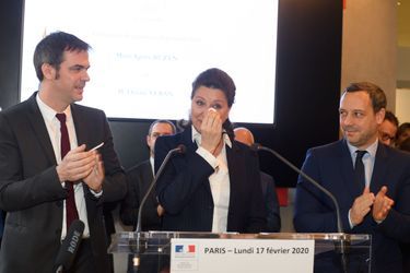Passation de pouvoir dans les larmes, au ministère des Solidarités et de la Santé, entre Agnès Buzyn et Olivier Véran, le 17 février 2020.