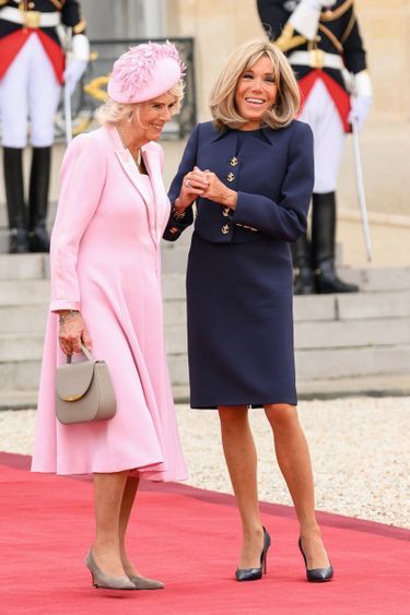 Tailleur Vuitton pour la première dame, ensemble Fiona Clare pour la reine. Pas étonnant que « La vie en rose » soit l’une des chansons préférées de Charles III. À l’Élysée.