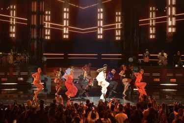 Usher entouré de ses danseurs sur la scène de la Scène Musicale, à Boulogne-Billancourt, le 25 septembre 2023.