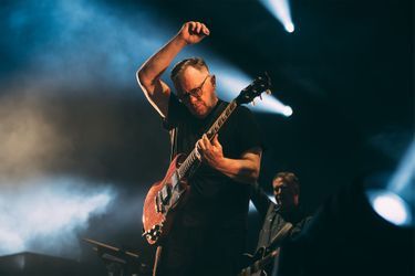 Bernard Sumner du groupe New Order au Zénith à Paris.