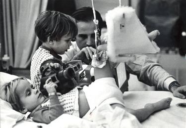 Beau, Hunter et Joe Biden à l'hôpital après le terrible accident qui a frappé leur famille, en décembre 1972.