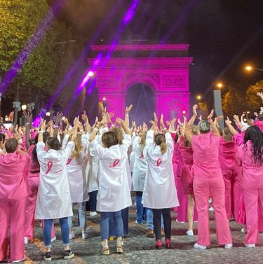L'association Ruban Rose a organisé un défilé avec 100 personnes touchées par le cancer du sein et 100 soignants sur les Champs Élysées pour le lancement d'Octobre rose.