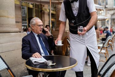 Sylvain Itté à la terrasse du Nemours, à Paris, le 29 septembre 2023, deux jours après son évacuation du Niger.