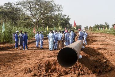 Construction d’un pipeline par des ouvriers nigériens et chinois. Dans la région de Gaya, le 10 octobre.