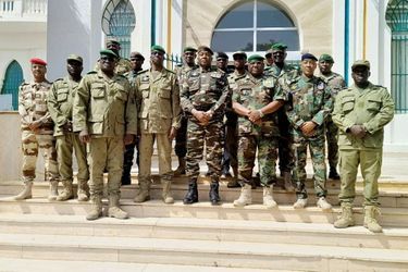 Autour du général Tiani, les principaux acteurs du coup d’État. Devant le palais présidentiel à Niamey, le 4 août.