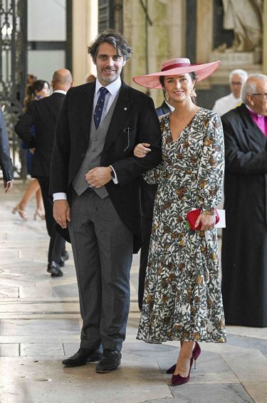 Le prince Ludwig de Bavière et son épouse Sophie-Alexandra Evekink au mariage de Maria Francisca de Bragance avec Duarte de Sousa Araujo Martins à Mafra, au Portugal, le 7 octobre 2023.