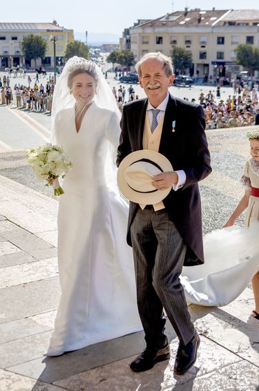 Maria Francisca de Bragance au bras de son père, Duarte de Bragança, le jour de son mariage avec Duarte de Sousa Araujo Martins à Mafra, au Portugal, le 7 octobre 2023.