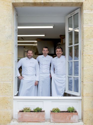 Pour La Table de Pavie, le chef Yannick Alléno (à dr.) s’est entouré du chef exécutif Sébastien Faramond (à g.) et du chef pâtissier Sébastien Nabaile (au centre).