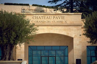 Suivez les conseils du chef. «Sur rendez-vous, on peut visiter le domaine Château Pavie, ses chais, et
déguster notre premier grand cru classé dans le vignoble.