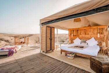 L’Inara Camp propose 18 tentes berbères offrant un hébergement 5 étoiles au cœur des dunes du désert d’Agafay.
