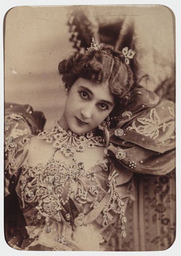 La Belle Otero couverte de bijoux, photo des années 1890