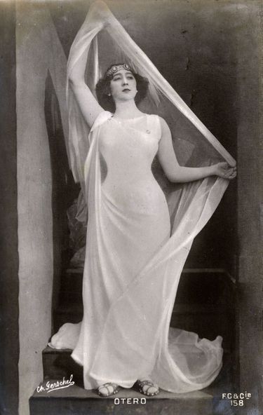 La Belle Otero coiffée d’un diadème, en 1908