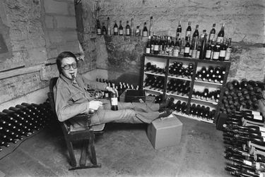 Attitude de Jacques DUTRONC, son Ã©ternel cigare ââ  la bouche, une bouteille et un verre ââ  la main dans la cave de sa maison du XIVâÂ®me arrondissement de Par