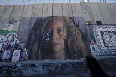 Le portrait d'Ahed Tamimi, peint sur la barrière de séparation israélienne, à Bethléem.