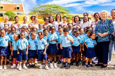 Voormalig koningin Beatrix der Nederlanden met schoolkinderen die een natuureducatieklas bijwonen op het eiland Curaçao op 7 november 2023