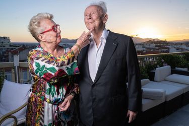 Philippe Bouvard pose chez lui en compagnie de son epuse lors de la fete donnee en l'honneur de leur 70 ans de mariage. Cannes, FRANCE-28/10/2023