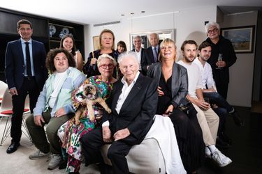 Philippe Bouvard pose chez lui en compagnie de son epuse lors de la fete donnee en l'honneur de leur 70 ans de mariage. Cannes, FRANCE-28/10/2023