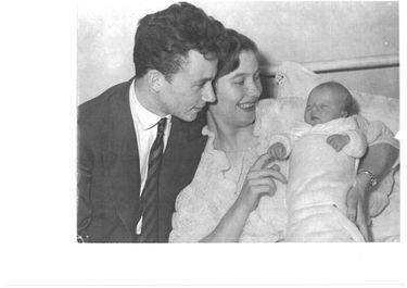 La naissance de Dominique, la première de leurs deux filles. Le Vésinet, 1954.