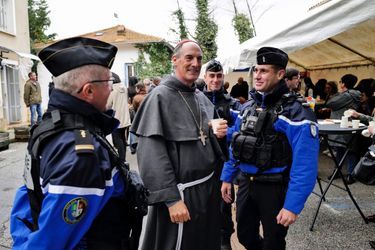 Les gendarmes, heureux d’échanger avec lui, mais pas question pour eux de trinquer! À la collation donnée en son honneur, le franciscain bénit les fidèles… et un tonneau de vin.