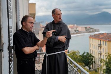 Avec son bras droit, le père Frédéric Constant, vicaire général du diocèse d’Ajaccio. Au balcon de l’archevêché, le 25 octobre.