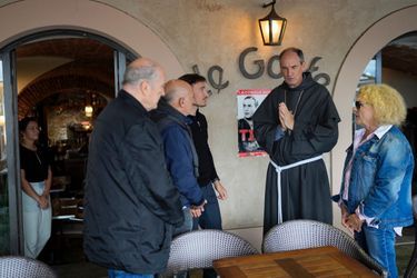 Avec les propriétaires et les clients du café Le Golfe, qui lui demandent de les bénir. À Ajaccio, le 25 octobre.