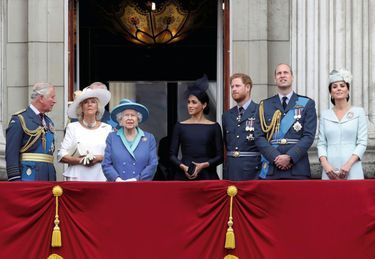 le prince CHARLES D'ANGLETERRE, son Ã©pouse Camilla PARKER-BOWLES, la reine ELIZABETH II,, Meghan MARKLE, la duchesse de Sussex et son Ã©poux le prince HARRY duc de Sussex, le prince WILLIAM duc de Cambridge et son Ã©pouse Catherine (Kate) MIDDLETON, duchesse de Cambridge regardent le dÃ©filÃ© aÃ©rien de la RAF sur le balcon de Le palais de Buckingham, lors des Ã©vÃ©nements marquant le centenaire de la RAF le 10 juillet 2018 ââ  Londres, en Angleterre.
LONDON, ENGLAND - JULY 10:  (L-R)  Prince Charles, Prince of Wales, Camilla, Duchess of Cornwall, Queen Elizabeth II, Meghan, Duchess of Sussex, Prince Harry, Duke of Sussex, Prince William, Duke of Cambridge and Catherine, Duchess of Cambridge watch the RAF flypast on the balcony of Buckingham Palace, as members of the Royal Family attend events to mark the centenary of the RAF on July 10, 2018 in London, England.  (Photo by Chris Jackson/Chris Jackson/Gett