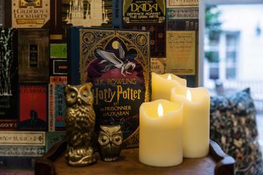 Livres et produits dÃ©rivÃ©s de l'univers d'Harry Potter des designers MinaLima , dans la boutique Ã©phÃ©mÃ¨re de la gallerie Gallimard.
A Paris, le 27 octobre 2023.