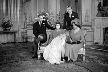 Le prince Charles à un mois, le 15 décembre 1948, jour de son baptême, avec ses parents la princesse Elizabeth et le prince Philip et ses grands-parents maternels la reine consort Elizabeth et le roi George VI