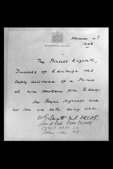 Le bulletin des médecins royaux placardé sur les grilles de Buckingham Palace, le 14 novembre 1948 au soir, annonçant l’accouchement de la princesse Elizabeth