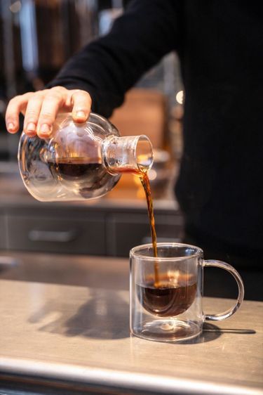 Un café filtre moulu main de la manufacture de café, que le chef boit avec délectation chaque matin.
